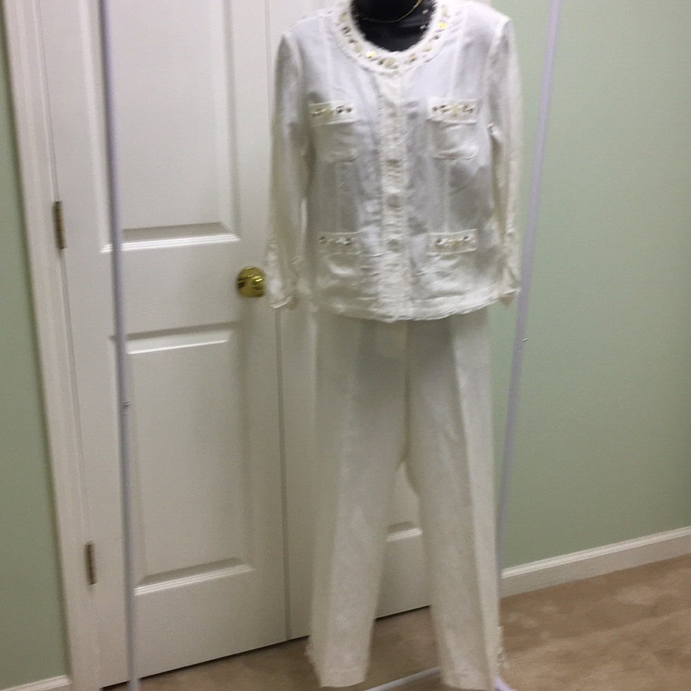 Ruby Rd. 2 piece Capri set in ivory white.
